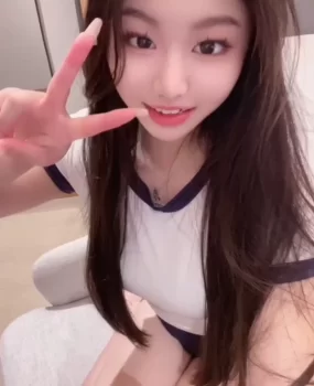 各种姿势尤物大胸妹