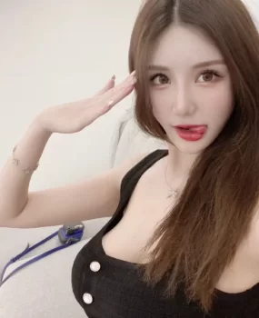 高颜值大胸大腿长逼紧粉嫩