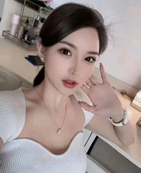 身材美貌都挺好的小姐姐