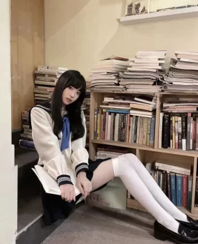 暑假还在补习的小学姐太无聊按耐不住晚上出