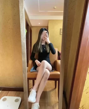 很配合的一个小嫩妹