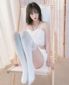 兼职妹妹丝袜制服诱惑 波大屁股翘让人欲罢不能