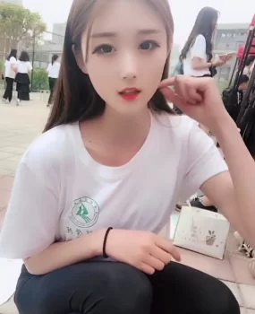 武汉江岸区新来的小朋友，妹妹水多逼紧。性格开放，玩的开，嘴甜乖巧。